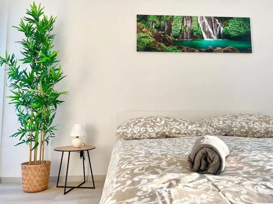 Modern Stylish Apartment With Garden location